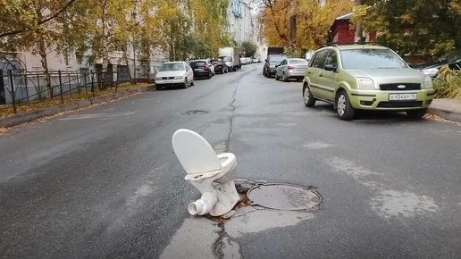 В Калуге опасный участок дороги обозначили унитазом