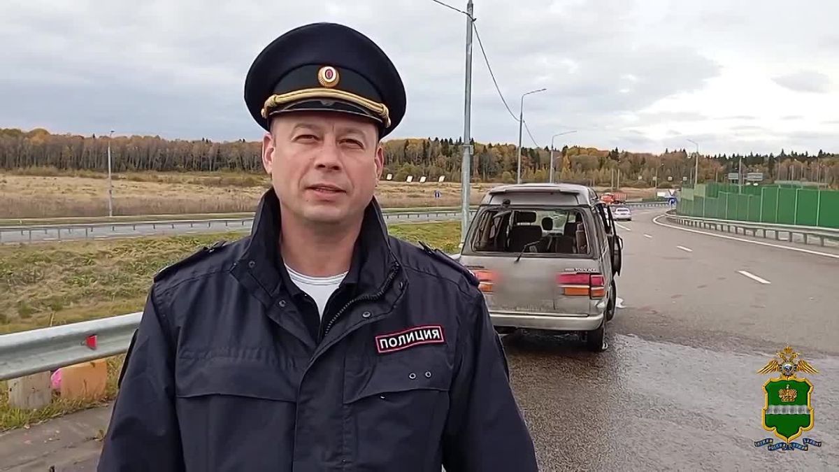 Сотрудники Госавтоинспекции разбираются в дорожно-транспортном происшествии со смертельным исходом в городе Калуге