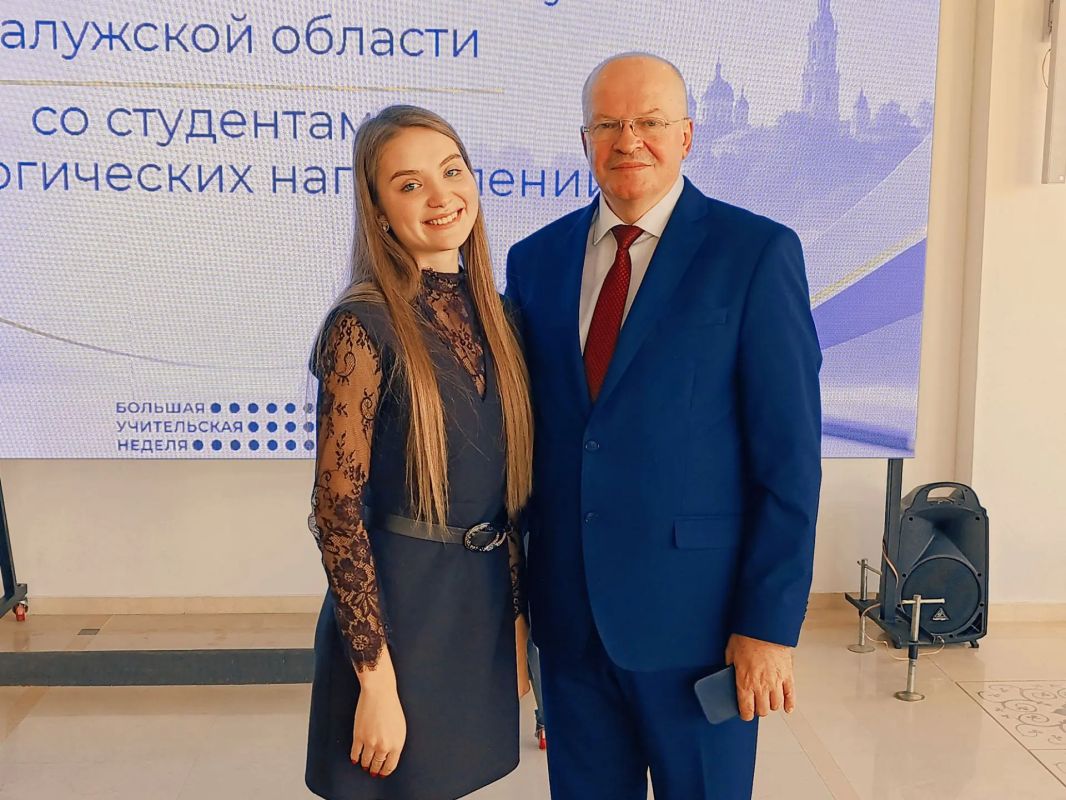 Наш MAX-канал вместе с министром образования и науки Калужской области Александром Аникеевым и восходящей звездой калужского образования Викторией Артамоновой поздравляет всех учителей с праздником