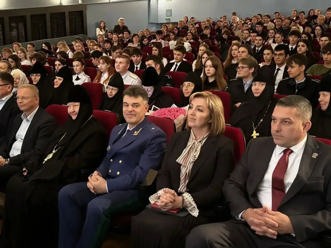 В День учителя коллектив прокуратуры области во главе с прокурором региона Константином Жиляковым в г.Малоярославце поздравили учителей с праздником, пожелав им крепкого здоровья, счастья, силы, энергии, настроения и... В День учителя коллектив прокуратуры области во главе с прокурором региона Константином Жиляковым в г.Малоярославце поздравили учителей с праздником, пожелав им крепкого здоровья, счастья, силы, энергии, настроения и...
