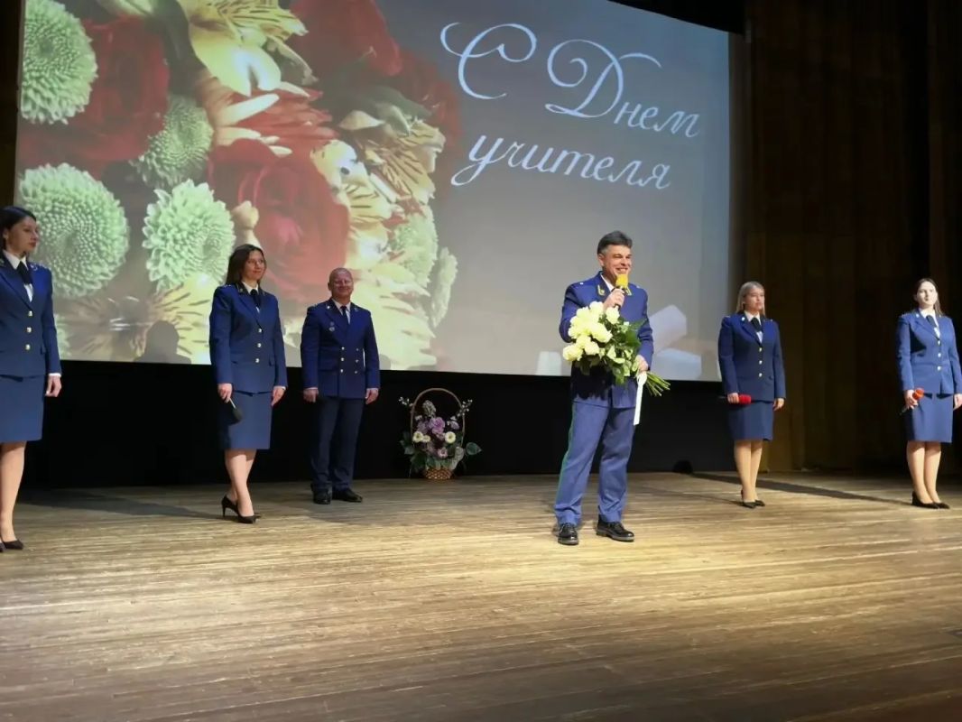 В День учителя коллектив прокуратуры области во главе с прокурором региона Константином Жиляковым в г.Малоярославце поздравили учителей с праздником, пожелав им крепкого здоровья, счастья, силы, энергии, настроения и... В День учителя коллектив прокуратуры области во главе с прокурором региона Константином Жиляковым в г.Малоярославце поздравили учителей с праздником, пожелав им крепкого здоровья, счастья, силы, энергии, настроения и...
