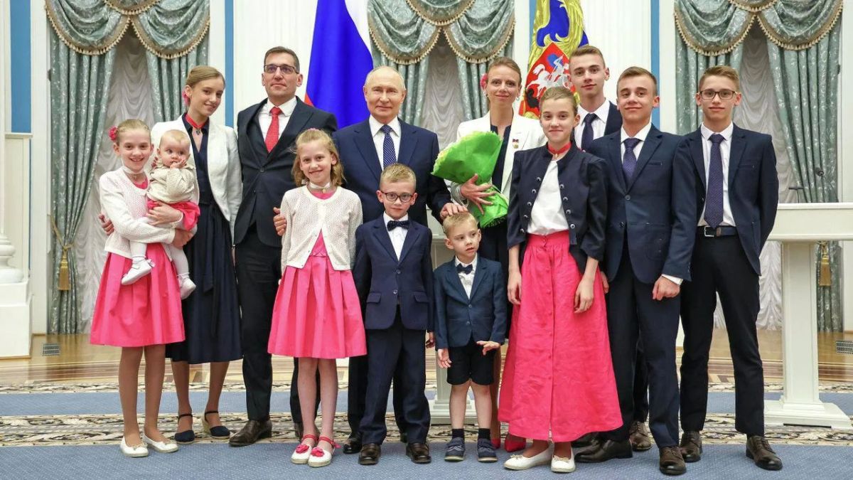 Владислав Шапша: С большим уважением, от всего сердца поздравляю нашего Президента Владимира Владимировича Путина с днём рождения! Владислав Шапша: С большим уважением, от всего сердца поздравляю нашего Президента Владимира Владимировича Путина с днём рождения!