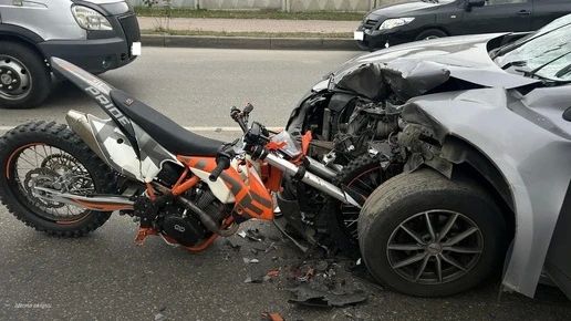 В Калуге на улице Телевизионной в ДТП пострадали мотоциклист и его пассажир