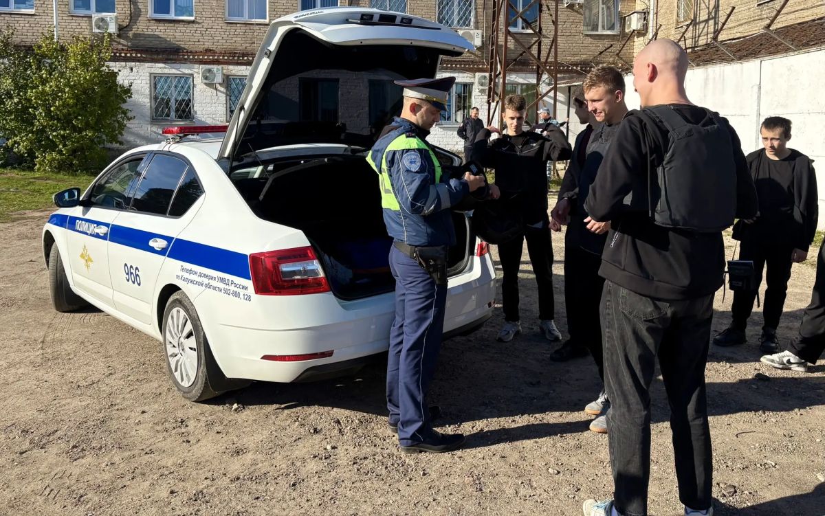 В Кирове сотрудники полиции провели День открытых дверей для студентов колледжа В Кирове сотрудники полиции провели День открытых дверей для студентов колледжа