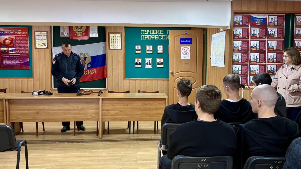 В Кирове сотрудники полиции провели День открытых дверей для студентов колледжа В Кирове сотрудники полиции провели День открытых дверей для студентов колледжа