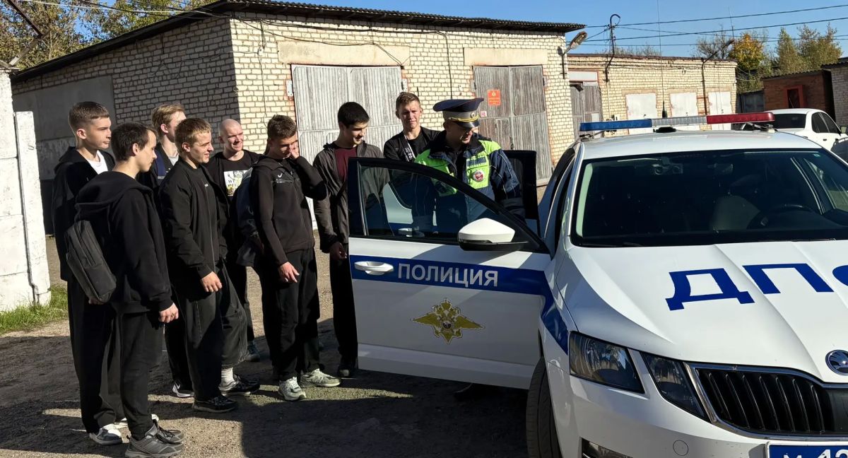 В Кирове сотрудники полиции провели День открытых дверей для студентов колледжа