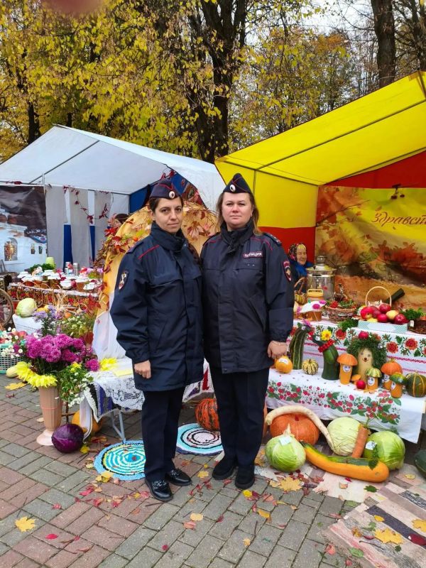 Сотрудники МОМВД России «Юхновский» обеспечили охрану общественного порядка во время проведения «Покровской ярмарки» Сотрудники МОМВД России «Юхновский» обеспечили охрану общественного порядка во время проведения «Покровской ярмарки»