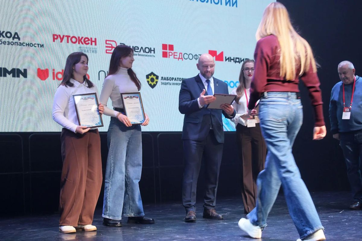 На ИКТ-форуме в Калуге наградили победителей Осеннего хакатона-2026 На ИКТ-форуме в Калуге наградили победителей Осеннего хакатона-2026
