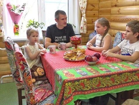 Пример подражания, опора и лучший друг: в России отмечают День отца