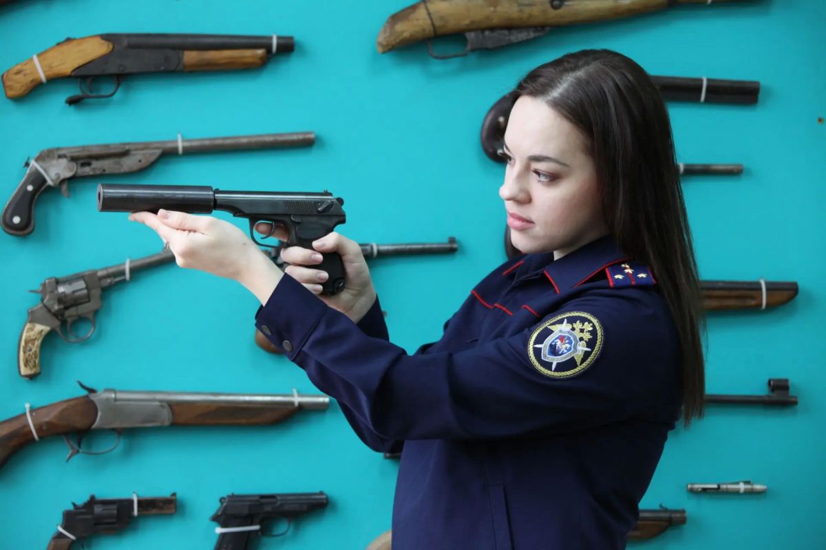 В программе "Утро Первых" следователь-криминалист Анастасия Кандалова рассказала, как раскрываются преступления, совершённые в условиях неочевидности