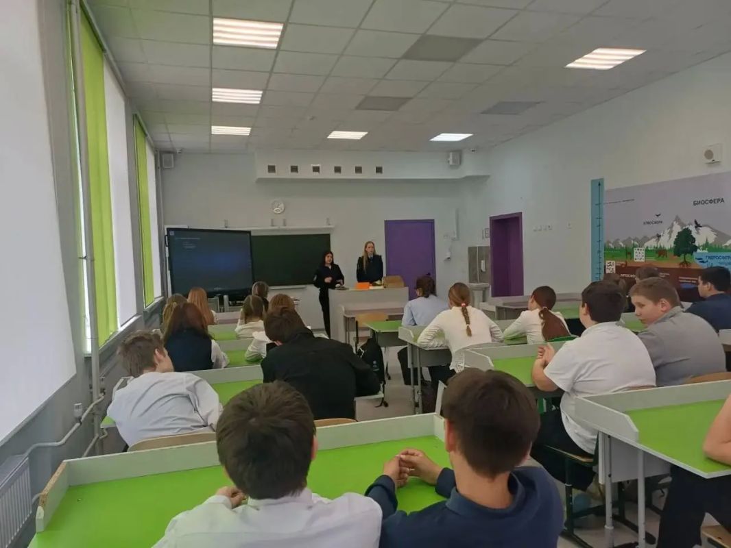 Полицейские Дзержинского округа провели профилактическую беседу со школьниками Полицейские Дзержинского округа провели профилактическую беседу со школьниками