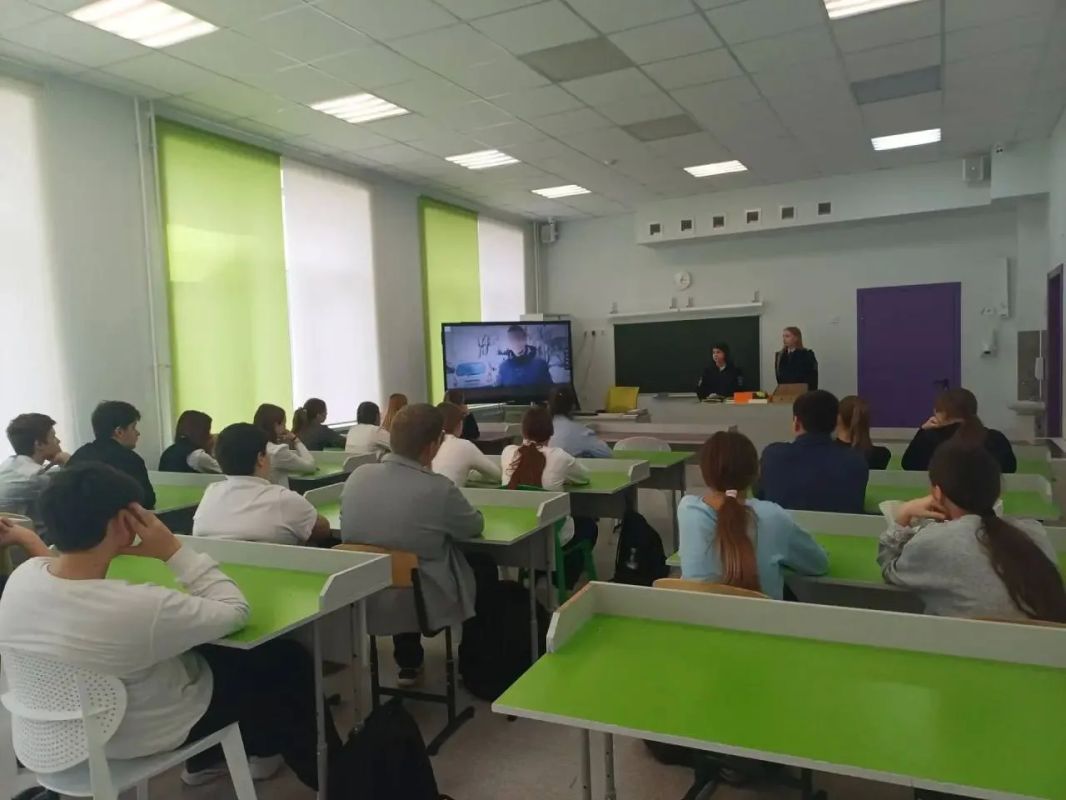 Полицейские Дзержинского округа провели профилактическую беседу со школьниками Полицейские Дзержинского округа провели профилактическую беседу со школьниками