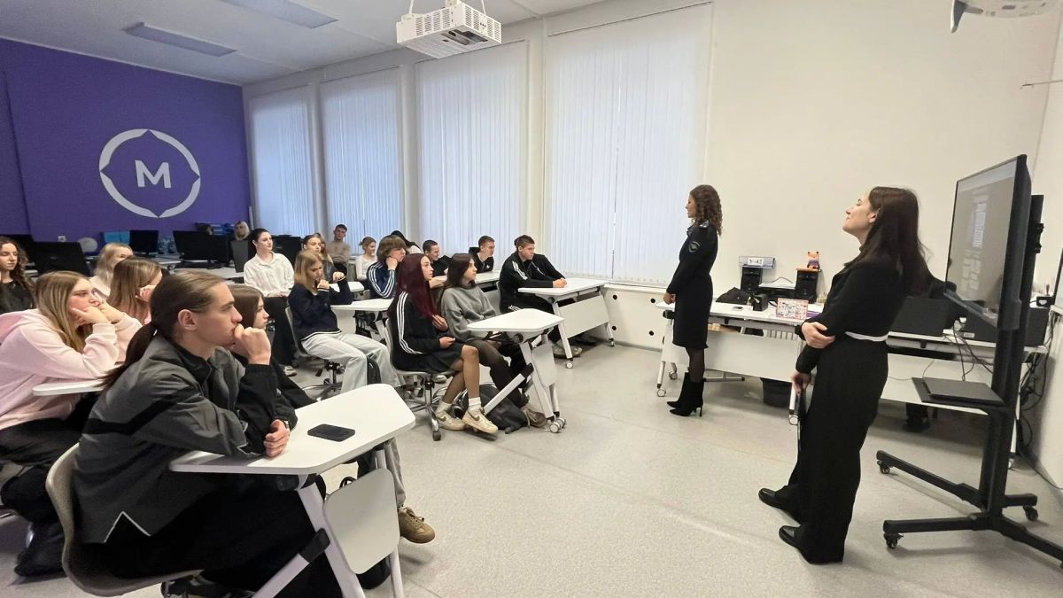 Полицейские Дзержинского округа провели встречу со студентами