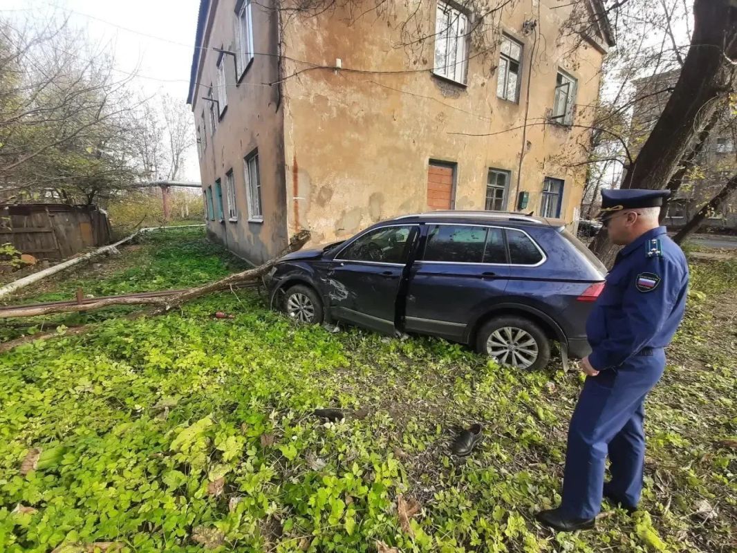 Водитель иномарки врезался в дом и погиб в Калуге