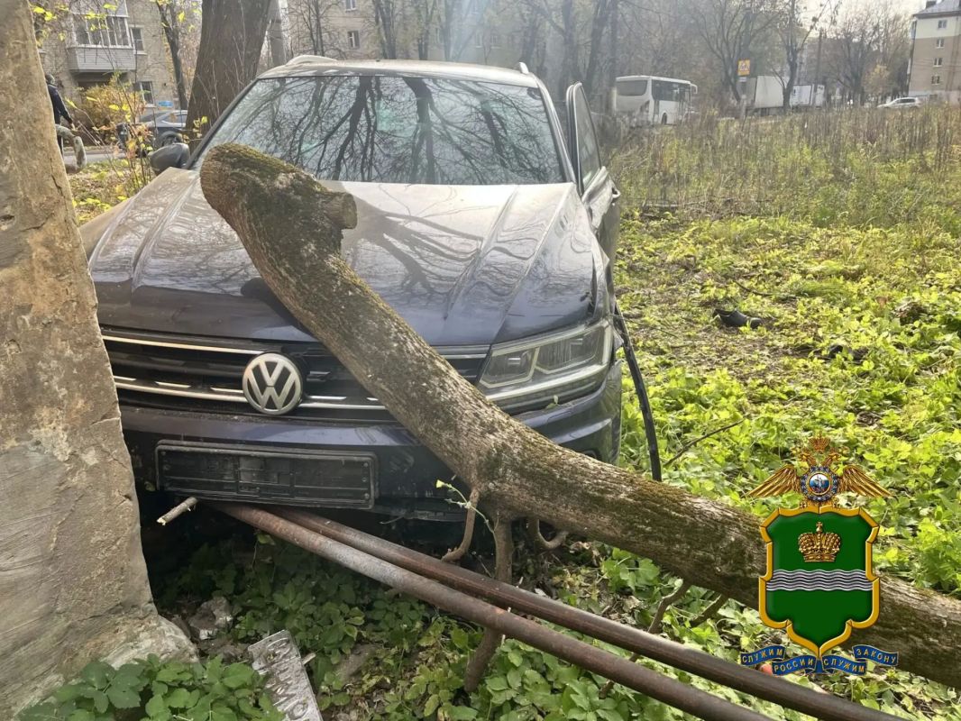 Сотрудники полиции разбираются в обстоятельствах смертельного ДТП в Калуге Сотрудники полиции разбираются в обстоятельствах смертельного ДТП в Калуге