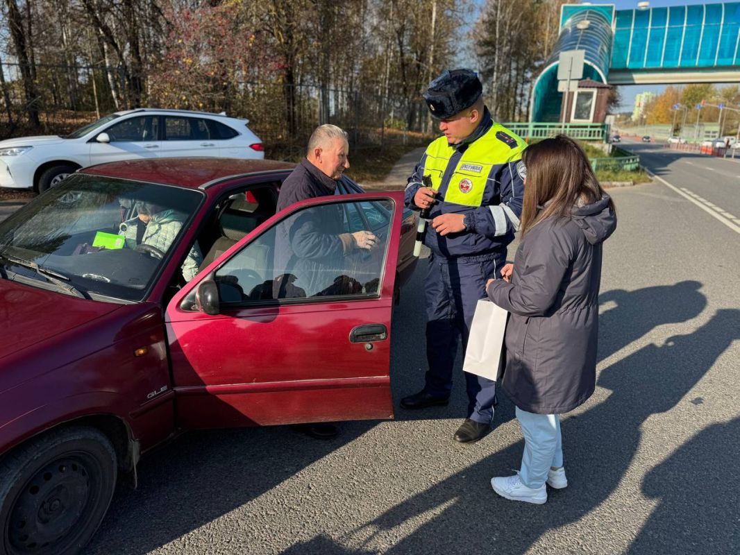 Сотрудники Госавтоинспекции поздравили водителей с наступающим Днем автомобилиста Сотрудники Госавтоинспекции поздравили водителей с наступающим Днем автомобилиста