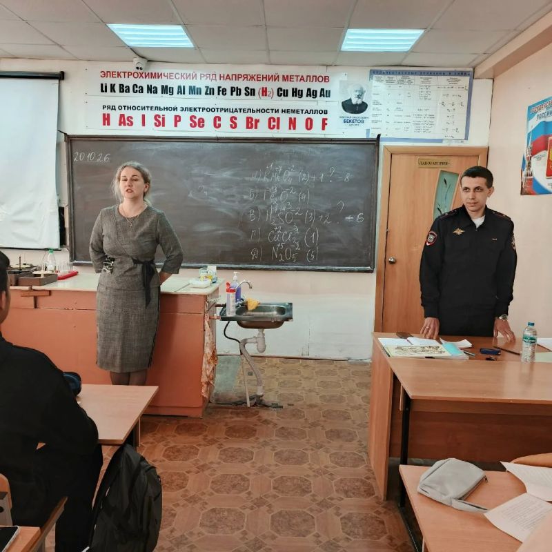 Полицейские Людиновского муниципального округа рассказали старшеклассникам о службе в органах внутренних дел