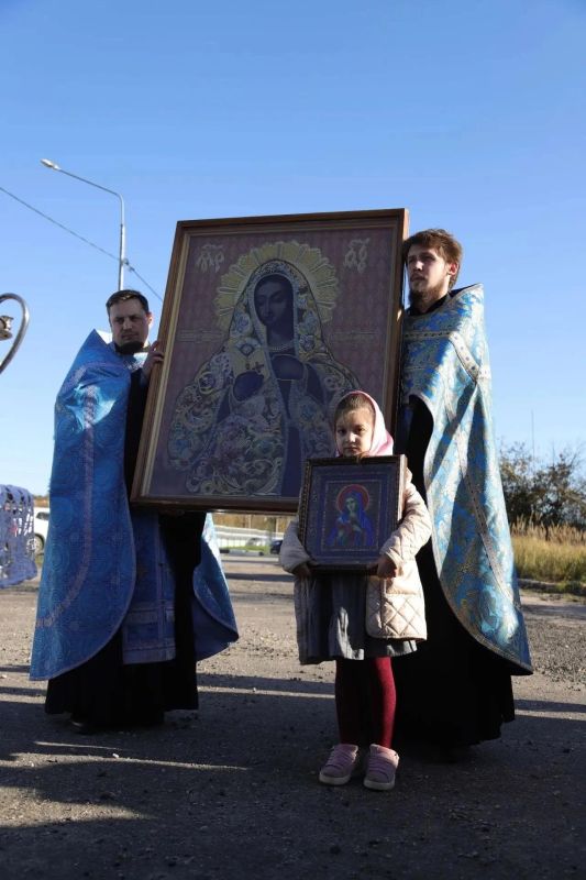 Участники автомобильного крестного хода помолились в Калуге «о защите от враг» Участники автомобильного крестного хода помолились в Калуге «о защите от враг»