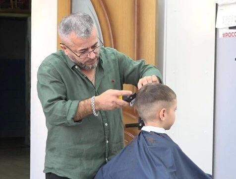 30 лет с ножницами: житель Балабанова развивает салон красоты "СВОи"